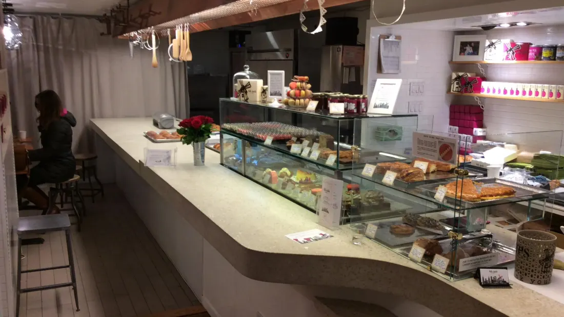 Restaurant in Junior's Restaurant & Cheesecake in New York