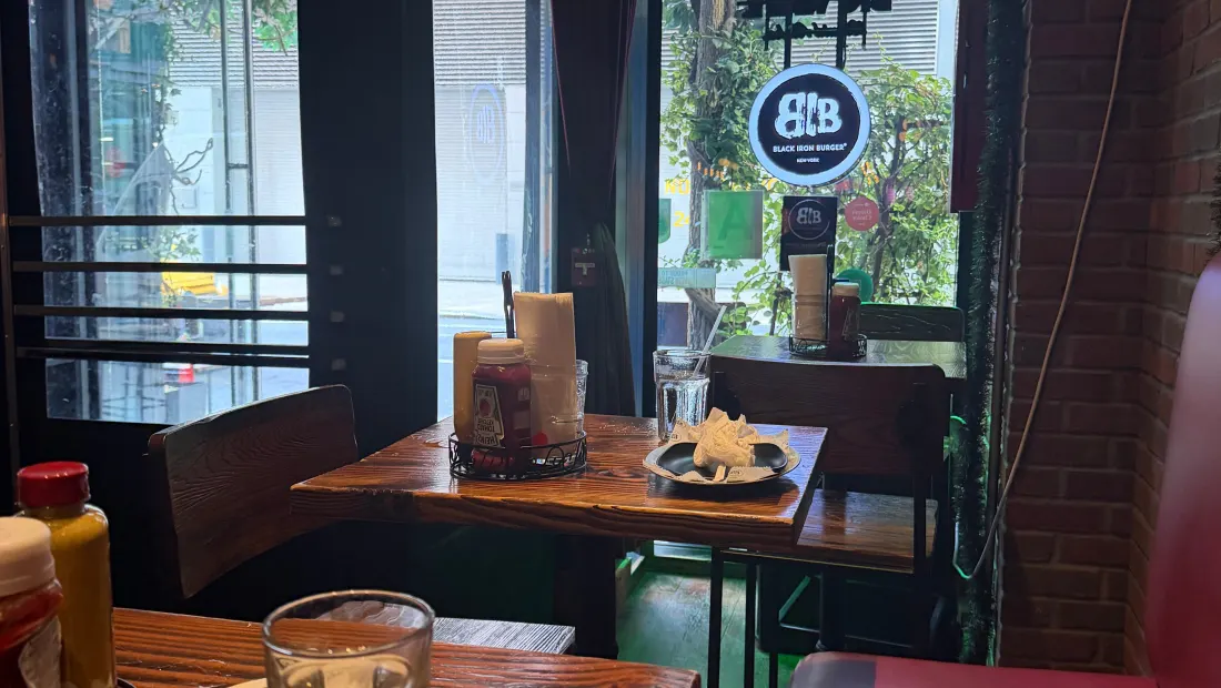 Restaurant in Black Iron Burger in New York
