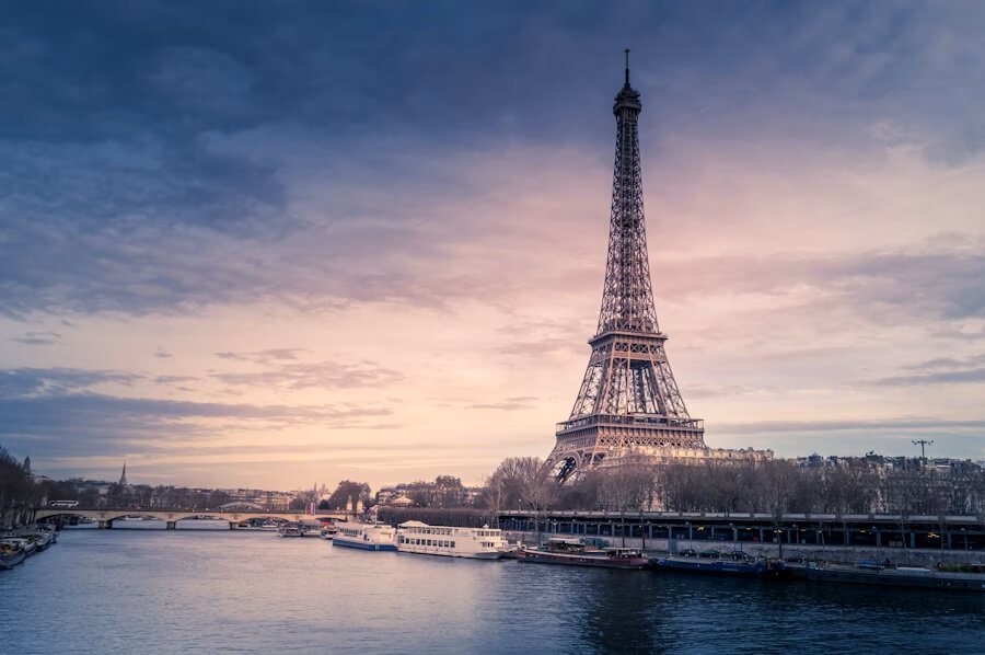 Travel places and city guide for Paris